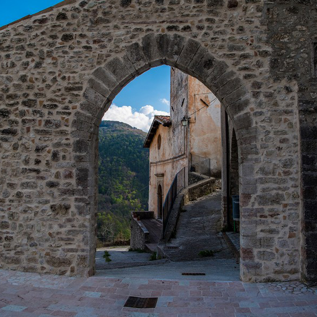 Porta-accesso-al-castello-e-Chiesa-di-San-Michele-Arcangelo_comp