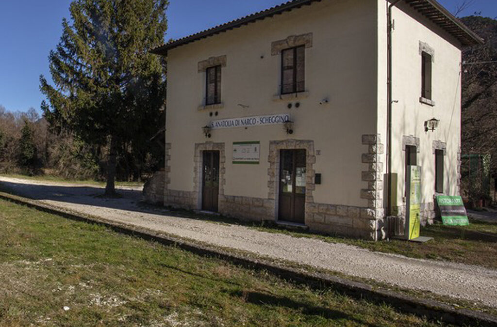 Ex-Ferrovia Spoleto Norcia. I due caselli di Sant’Anatolia di Narco